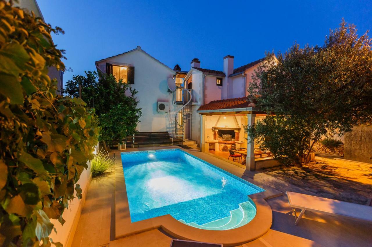 Apartments Natalia Supetar Exterior photo